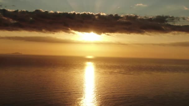 Puesta de sol sobre el océano Naranja Sol Hermosas olas de agua de mar Santorini — Vídeos de Stock