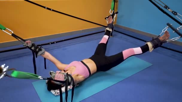 Pilates Mujer en Cadillac piernas partidas Ejercicio de estiramiento en el estiramiento en el simulador REGLA — Vídeos de Stock