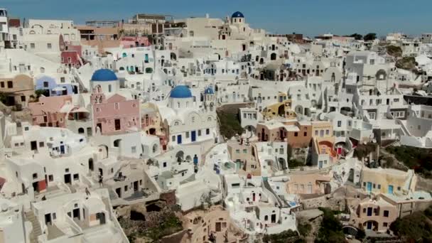 Voler au-dessus des églises emblématiques Blue Dome sur l'île de Santorin, Grèce — Video