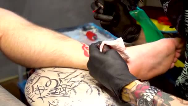 Tatoo Concevoir gros plan de tatoueur dans des gants noirs faisant Tatoo. Gros plan — Video