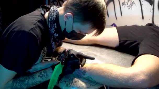 Κοντινή άποψη του επαγγελματία καλλιτέχνη τατουάζ που κάνει τατουάζ στο χέρι. Χέρια καλλιτέχνη τατουάζ. Ο τατουίστας κάνει τατουάζ. Κοντινό πλάνο. — Αρχείο Βίντεο