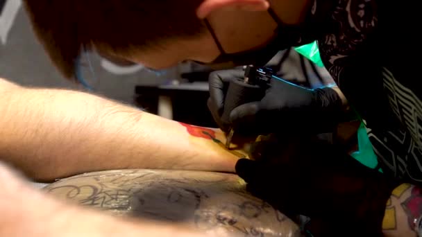 Closeup van Tatooer in zwarte handschoenen maken van Tatoo — Stockvideo