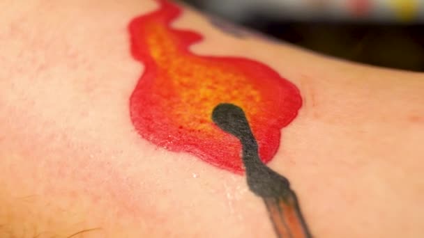 Tätowierer macht ein Tattoo. Nahaufnahme, Tätowiersalon. — Stockvideo