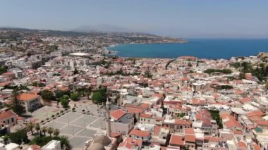 Girit 'teki Rethymno şehrinin üzerinden akşam uçuşu Girit' teki Rethymno Fortensa 'nın duvarını aştı.