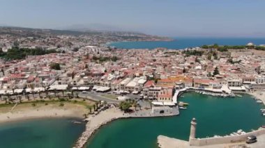Girit 'teki Rethymno şehrinin üzerinden akşam uçuşu Girit' teki Rethymno Fortensa 'nın duvarını aştı.