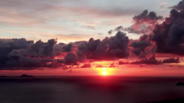 4K. Sol de pôr-do-sol cênico bonito através do fundo do céu vermelho Fiery. Drone. — Vídeo de Stock