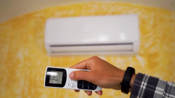 Changement de température ambiante avec télécommande activer et désactiver un climatiseur. Changement de température avec climatiseur télécommandé 