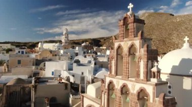 Yunanistan 'ın Santorini kentindeki bir Kilise ve Kayalık Köy' ünün Hava Görüntüsü