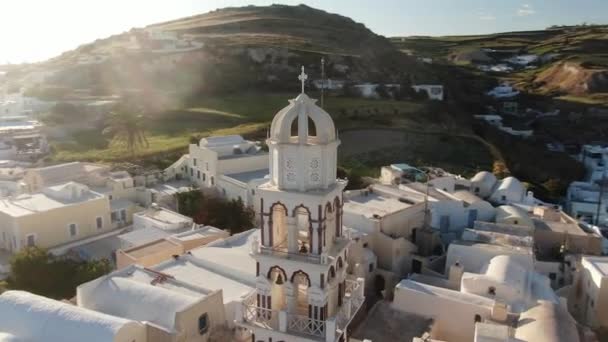 Filmagem aérea de uma igreja e vila de Cliffside em Santorini, Grécia — Vídeo de Stock
