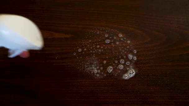 Assainir et désinfecter les surfaces contre le coronavirus, la Covid-19 et les bactéries. Hygiène personnelle et protection contre les maladies .