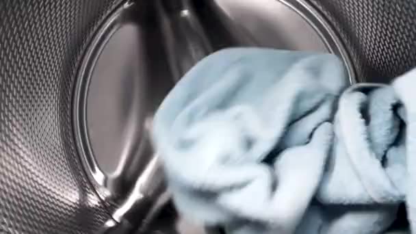 Wasmachine in bedrijf. Close-up kleding met water en schuim roteren in de chromen trommel van de wasmachine — Stockvideo