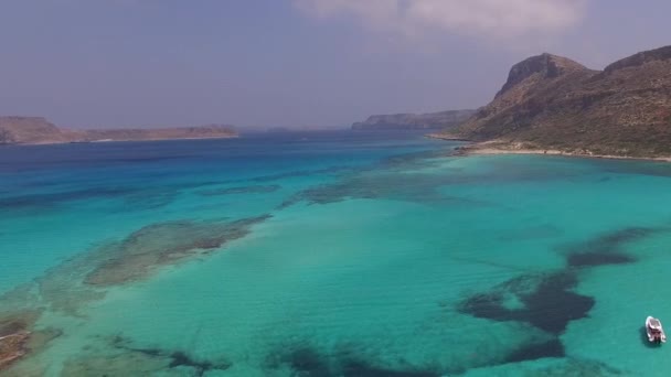 Widok z lotu ptaka na przylądek Tigani i lagunę Balos z piaszczystą plażą morską. Dimos Kissamou, prefektura Chania, Kreta, Grecja. — Wideo stockowe