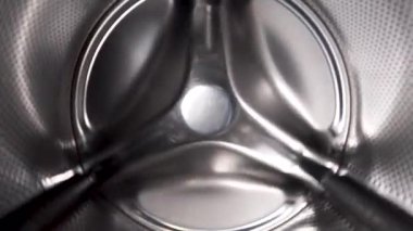 Ev içi çamaşır makinesi kapıyı açıyor. Kirli çamaşırları almaya hazır..