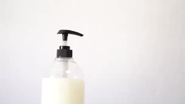 用肥皂人洗手以防止感染日冕病毒。手戴上黑色防护手套。乳胶手套作为防止病毒和细菌侵害的标志. — 图库视频影像