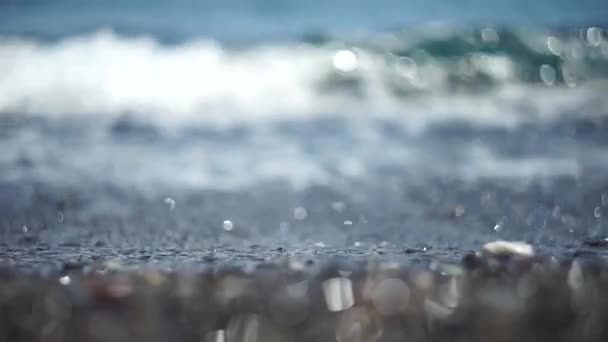 En la playa - Duna de arena frente al hermoso mar azul Santorini — Vídeo de stock