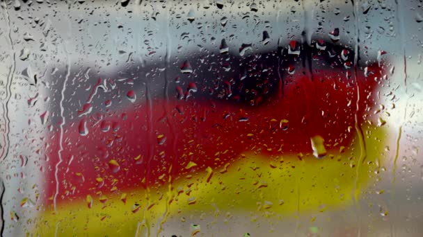 Beaucoup de gouttes d'eau sur le verre de la fenêtre pendant les fortes pluies. Vue rapprochée Drapeau — Video