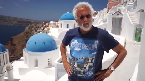 Felice uomo maturo di mezza età racconta la storia di Santorini, viaggio, racconta la notizia — Video Stock