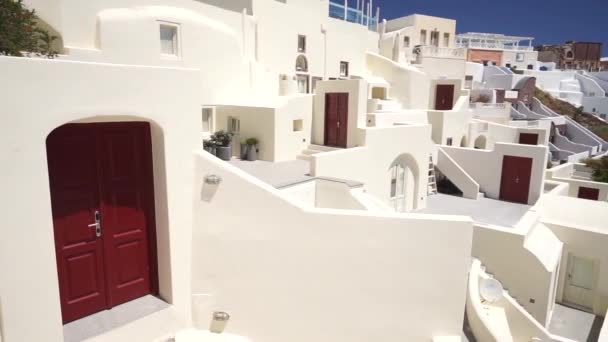 Santorini Oia, Grecia - Hermosa vista de las cúpulas blancas típicas en la isla griega, puertas similares — Vídeo de stock