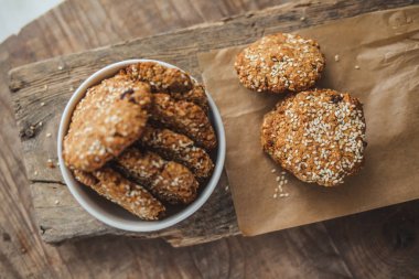 Susamlı el yapımı kurabiyeler.