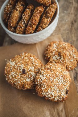 Susamlı el yapımı kurabiyeler.