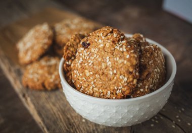 Susamlı el yapımı kurabiyeler.