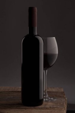 Şarap şişesi ve cam.