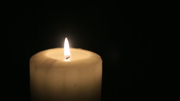 una vela se quema en el cuarto oscuro — Vídeos de Stock © vadiar ... una vela se quema en el cuarto oscuro — Vídeos de Stock © vadiar ...
