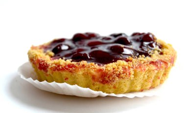 Beyaz bir arka plan üzerinde kiraz kek