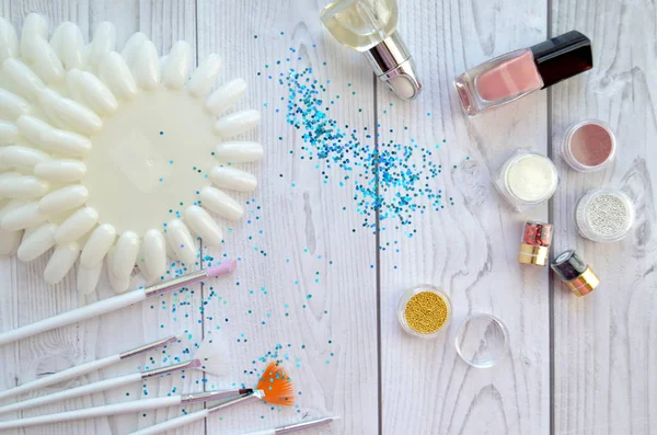 Vernikler, fırçalar ve glitter için bir palet