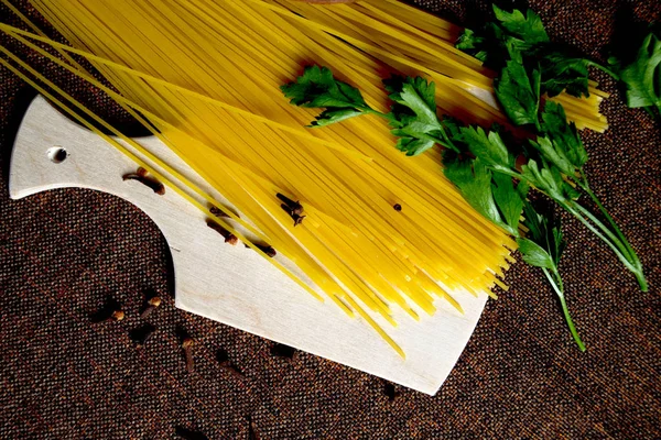 Spaghetti Mit Petersilie Und Nelken Auf Dem Tisch — Stockfoto