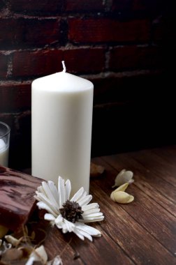 Beyaz Mum kuru vanilya parçaları, çiçekler, sabun ile