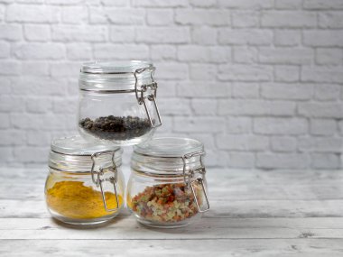 ahşap bir masa üzerinde baharatlar ile Cam Kavanoz