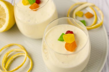 Tatlı limon köpüğü bardaklarda şekerlenmiş meyve ile