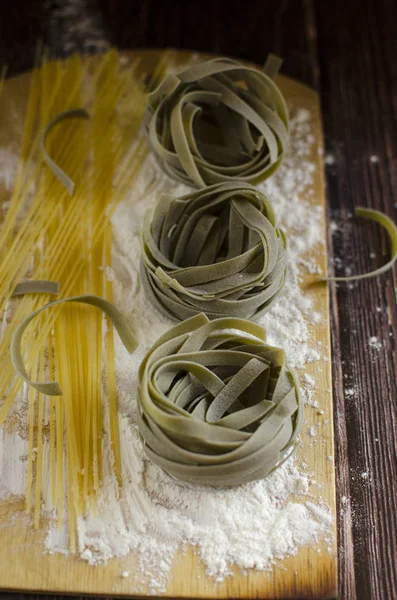 Pasta Cruda Tavolo Legno Cosparso Farina — Foto Stock