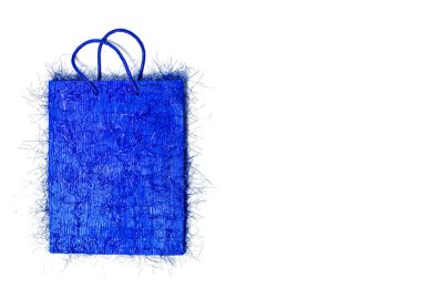 Beyaz arka planda mavi bir hediye çantası.