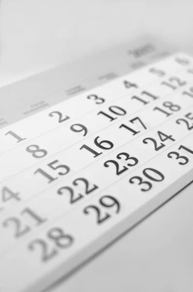 Calendario mensual en blanco y negro en la mesa —  Fotos de Stock