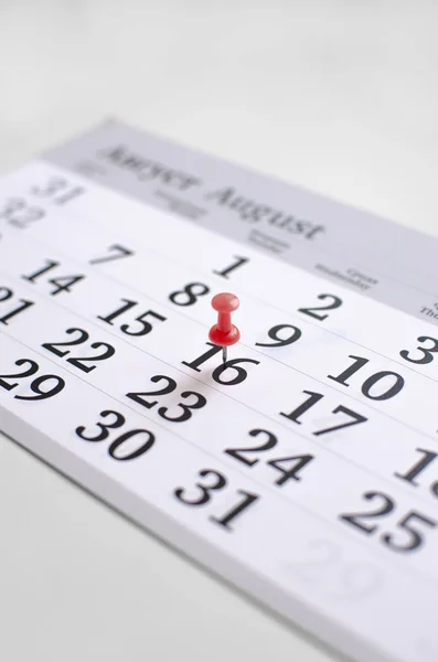 Grade de calendário mensal na mesa com material de escritório — Fotografia de Stock