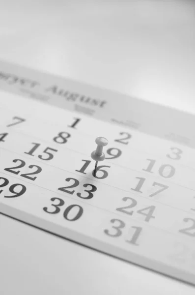 Calendario mensual en blanco y negro en la mesa con suministros de oficina — Foto de Stock