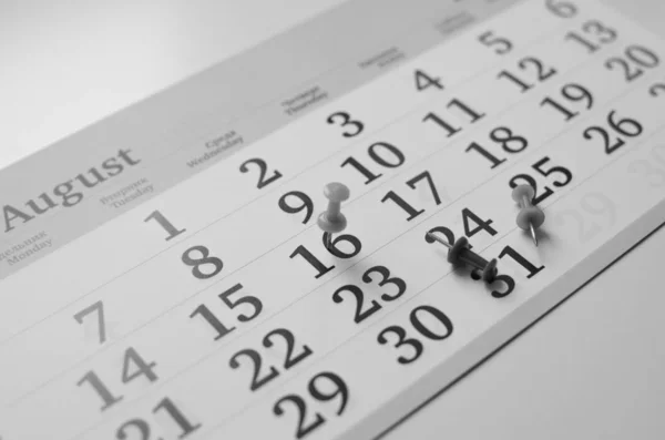 Calendario mensual en blanco y negro en la mesa con suministros de oficina —  Fotos de Stock