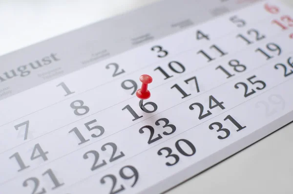 Cuadrícula de calendario mensual en la mesa con suministros de oficina — Foto de Stock