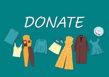 Yeşil arka planda farklı kıyafetler. Kıyafet bağışı