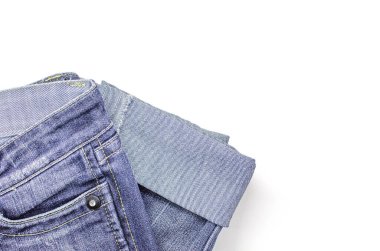 Mavi kot beyaz arka planda. Bağışlar için kıyafetler. Giysi parçaları..