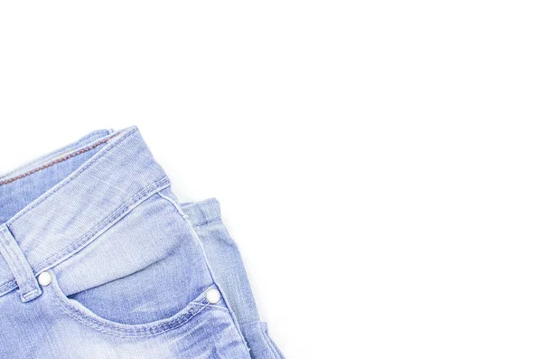 Blue Jeans Steht Auf Weißem Hintergrund Kleider Gegen Spenden Fragmente — Stockfoto