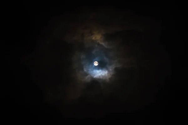 Super Hold a felhős ég — Stock Fotó