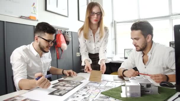 Mensen uit het bedrijfsleven groeperen op vergadering en presentatie in heldere moderne kantoor met bouw ingenieur-architect en werker op zoek gebouw model en blauwdruk planbleprint plannen. 20s. 4 k — Stockvideo