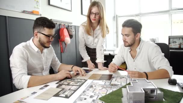 Jonge team van architecten werken aan een nieuw project. 20s. 4 k. — Stockvideo