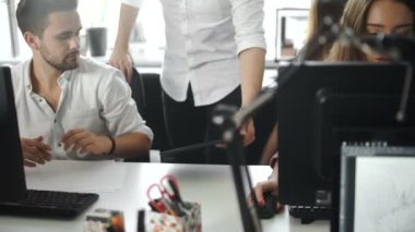 Grup masa etrafında toplantı iş adamları. 20'li yaşlarda 4 k.