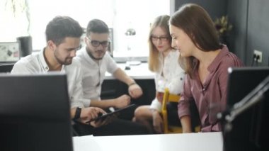 İş adamları ofis ve dijital tablet vasıl arıyor. 20'li yaşlarda 4 k.