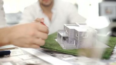 Erkek el ana kapı ev minyatür bir kalem onun Office Masaüstü ile işaret. Yakın çekim. 4k