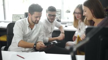 Genç takım Mimarlar yeni bir proje üzerinde çalışıyor. 20'li yaşlarda 4 k.